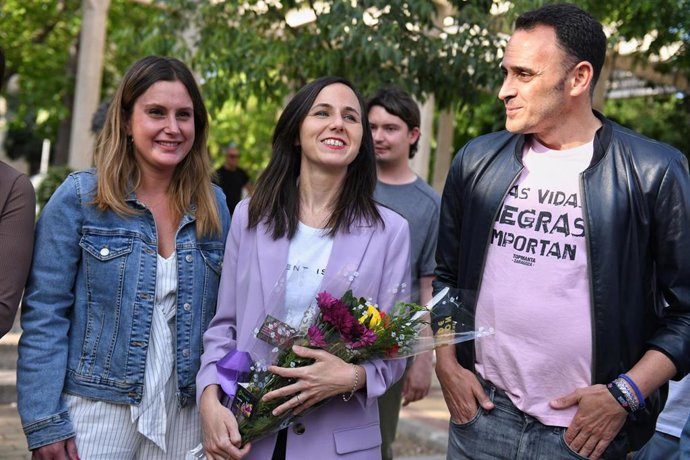 (I-D) La candidata a la Comunidad de Madrid, Alejandra Jacinto; la ministra de Derechos Sociales, Ione Belarra, y el candidato al Ayuntamiento , Roberto Sotomayor, en la pegada de carteles de inicio de campaña en Madrid,a 11 de mayo de 2023. 