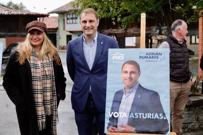 Adrián Pumares, con su cartel electoral