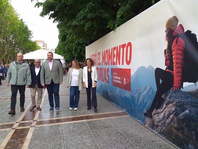 El presidente del Principado de Asturias y candidato socialista a la reelección, Adrián Barbón, junto al secretario general del PSOE gijonés, Monchu García, el candidato a la Alcaldía gijonesa, Luis Manuel Flórez 'Floro', Gimena Llamedo y Ana Puerto