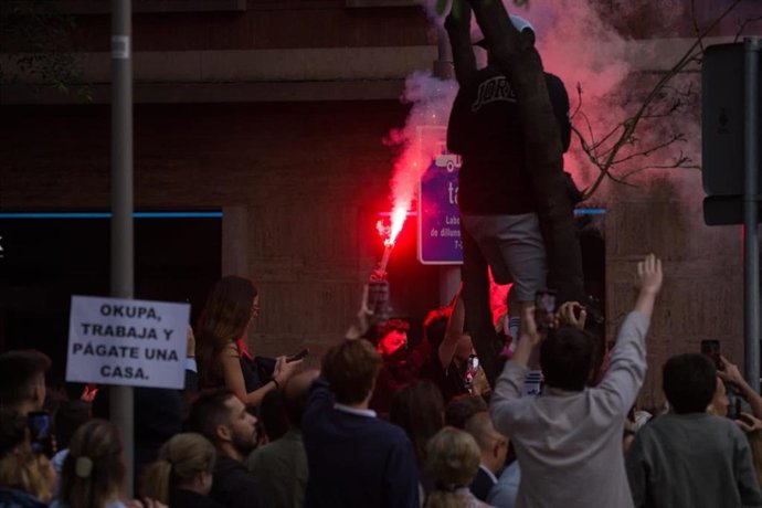 Manifestantes convocados por Desokupa junto a la plaza Bonanova