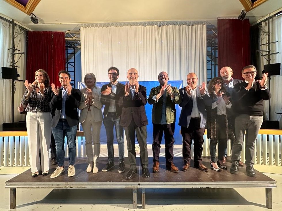 El candidato del PP a la alcaldía de Barcelona, Daniel Sirera, con los miembros de su candidatura