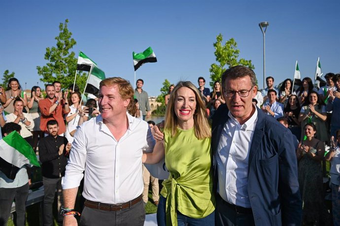 (I-D) El candidato a la Alcaldía de la localidad, Ignacio Gragera, la presidenta del PP de Extremadura y candidata a la Presidencia de la Junta, María Guardiola, y el presidente del PP, Alberto Núñez Feijóo, participan en un acto público en el Parque de