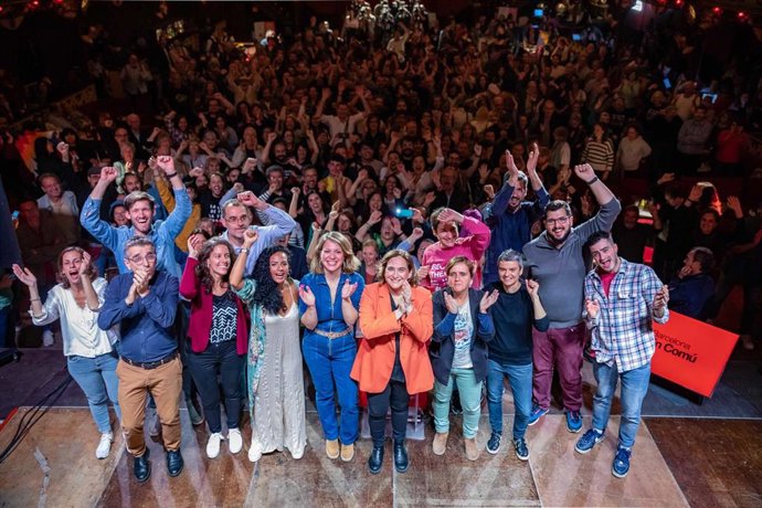 La alcaldesa y candidata de BComú, Ada Colau, junto a miembros de su candidatura para las elecciones del 28M en el acto de inicio de la campaña electoral en la sala La Paloma.