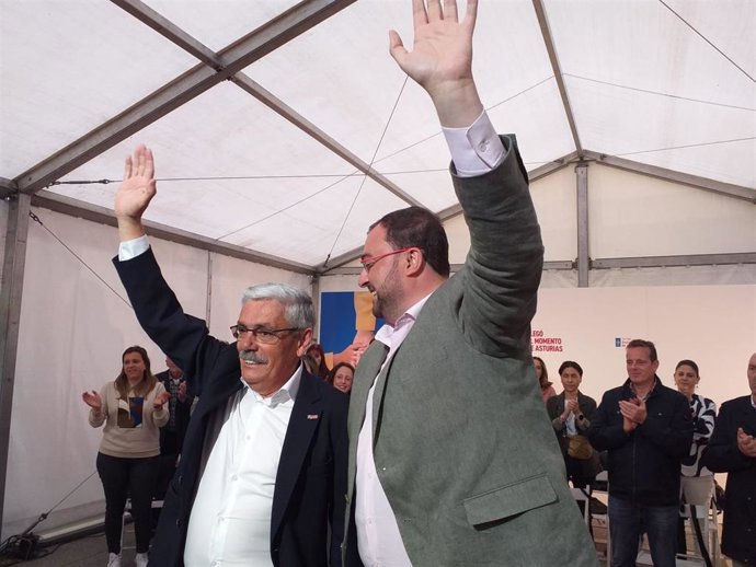 El candidato del PSOE a la Alcaldía de Gijón, Luis Manuel Flórez 'Floro' (izda), junto al presidente del Principado de Asturias y candidato a la reelección, Adrián Barbón