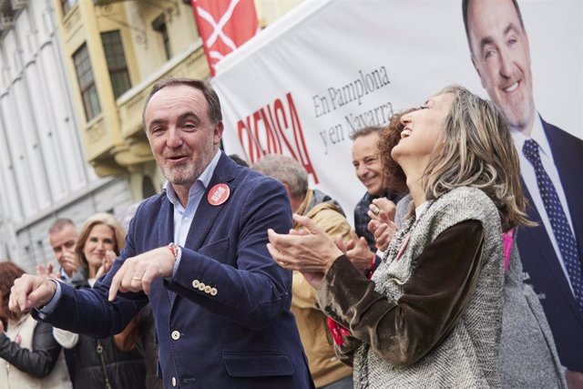 Javier Esparza y Cristina Ibarrola, candidatos de UPN a la Presidencia de Navarra y la Alcaldía de Pamplona, en el acto de comienzo de la campaña electoral de la formación regionalista.