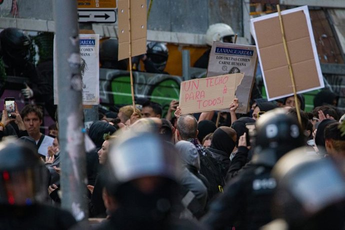 Primeros momentos de tensión en las marchas contrarias de plaza Bonanova de Barcelona
