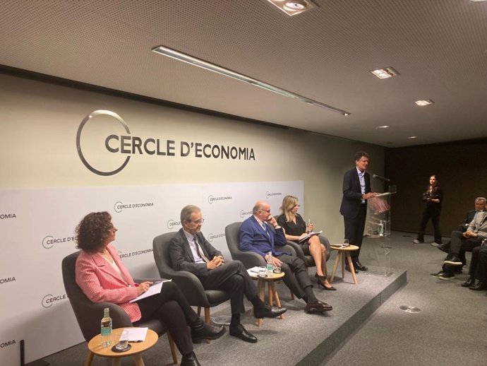 El vicepresidente del BCE, Luis de Guindos; el economista Jordi Gual; el presidente del Cercle d'Economia, Jaume Guardiola, y las periodistas Amanda Mars y Elisenda Vallejo.