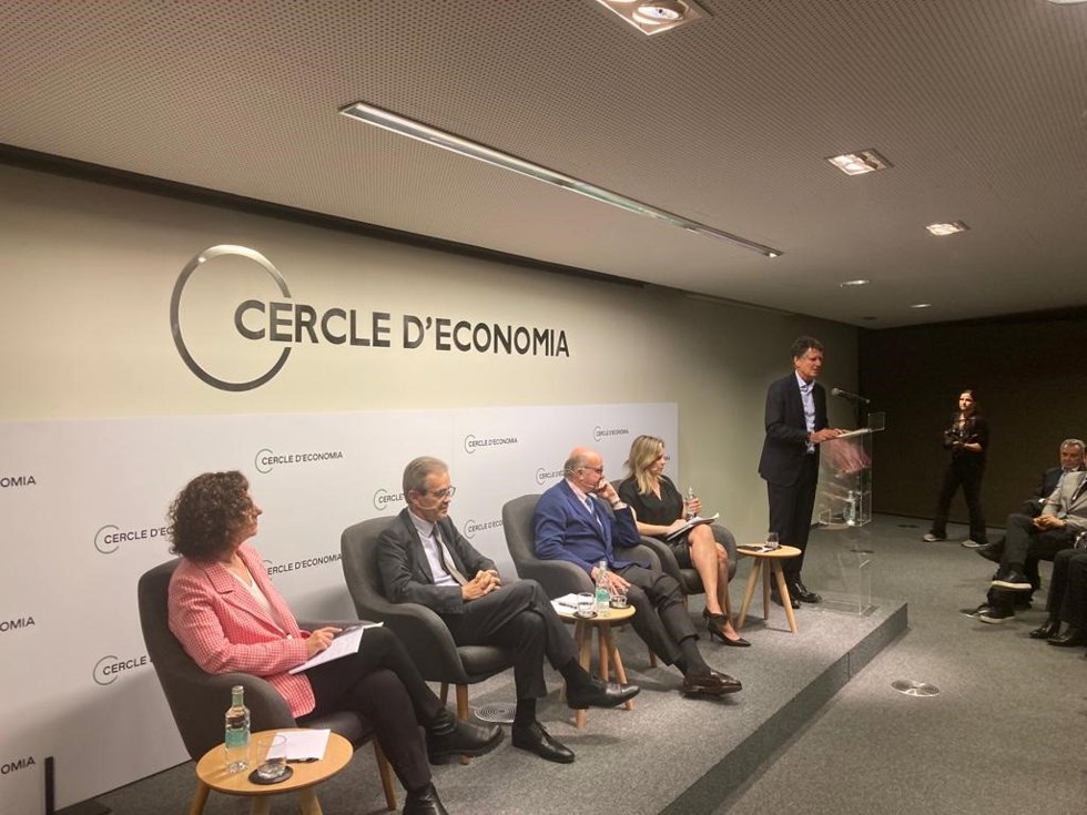 El vicepresidente del BCE, Luis de Guindos; el economista Jordi Gual; el presidente del Cercle d'Economia, Jaume Guardiola, y las periodistas Amanda Mars y Elisenda Vallejo.