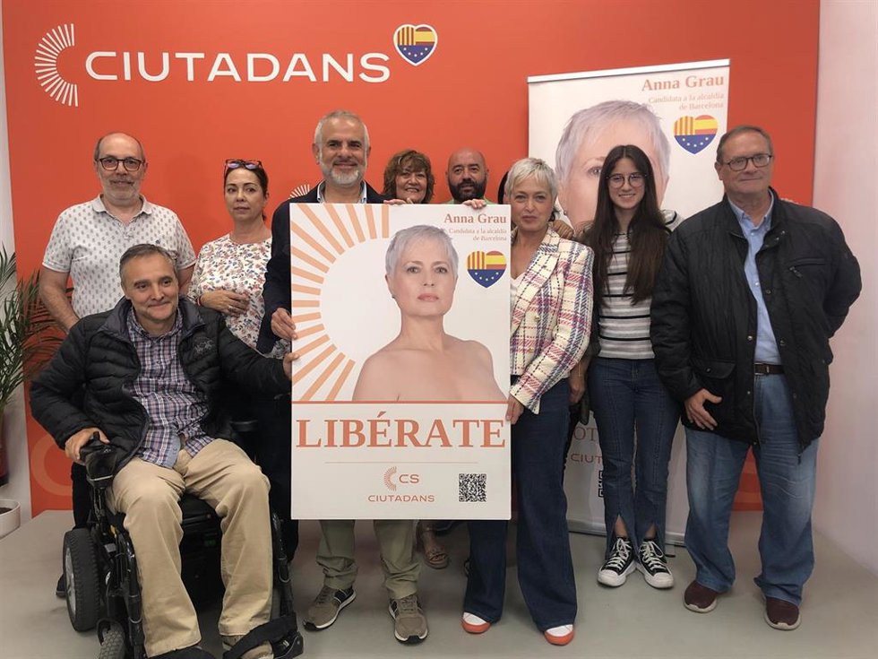 La candidata de Cs en Barcelona, Anna Grau, junto al líder del partido en Catalunya, Carlos Carrizosa, y miembros de su lista electoral