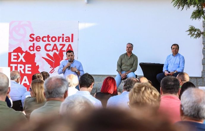 El candidato del PSOE extremeño, Guillermo Fernández Vara, en un debate sobre la caza