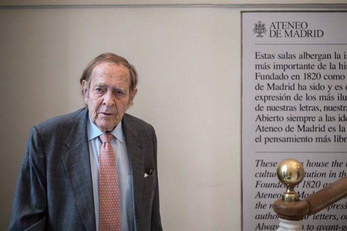 El economista Ramón Tamames presenta su libro 'Me duele España', en el Ateneo de Madrid, a 11 de mayo de 2023, en Madrid (España). 'Me duele España'  es la obra en la  que Tamames aborda la moción de censura que presentó junto a Vox en marzo de 2023.