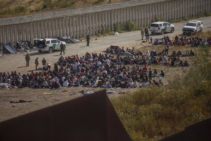 Migrantes acampados en Tijuana (México) frente a la frontera de Estados Unidos