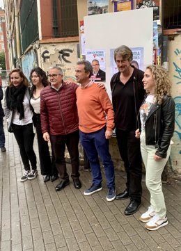El candidato de Convocatoria por Asturias a la presidencia del Principado, Ovido Zapico, y miembros de la candidatura en Mieres.