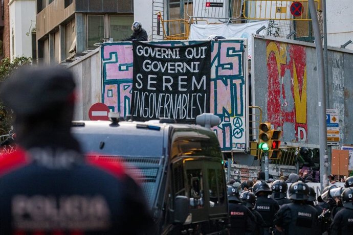 La policia davant els immobles