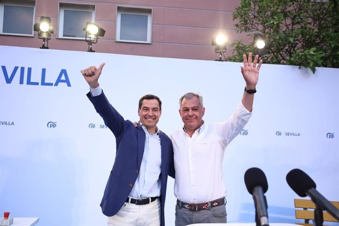 El presidente del PP-A arropa al candidato popular a la Alcaldía de Sevilla en el inicio de la campaña electoral, en un acto celebrado en Sevilla Este.