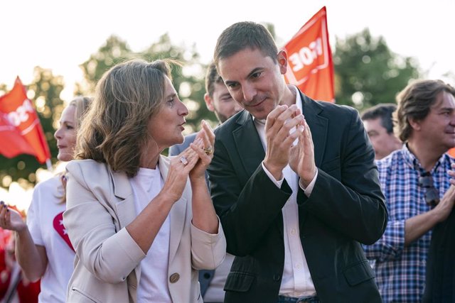 La vicepresidenta segunda y ministra para la Transición Ecológica y el Reto Demográfico, Teresa Ribera, y el candidato a la presidencia de la Comunidad de Madrid, Juan Lobato, durante el arranque de la campaña del PSOE Madrid, en el Parque del Universo, a