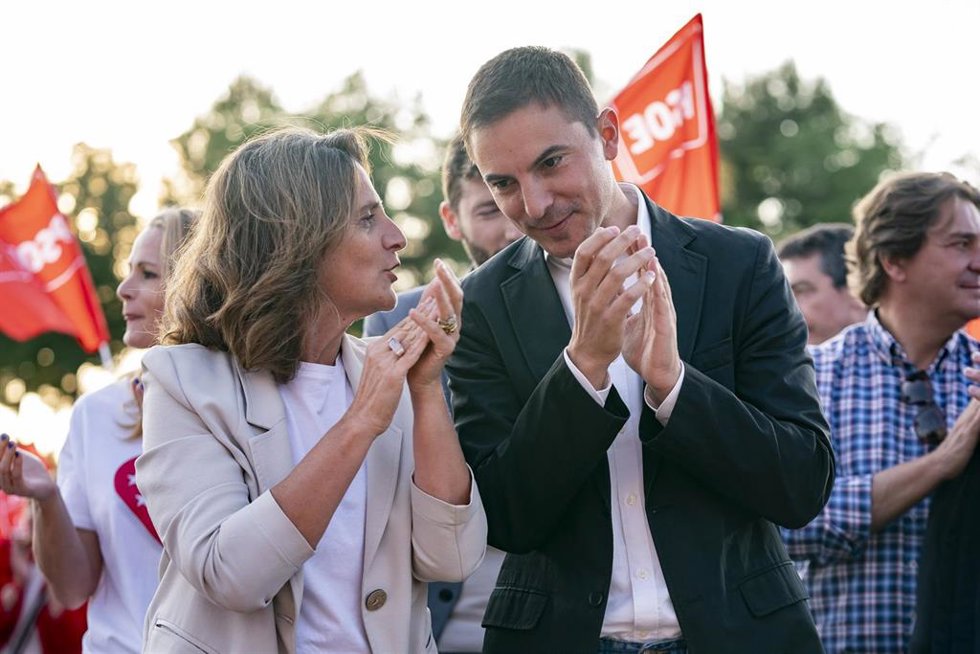 La vicepresidenta segunda y ministra para la Transición Ecológica y el Reto Demográfico, Teresa Ribera, y el candidato a la presidencia de la Comunidad de Madrid, Juan Lobato, durante el arranque de la campaña del PSOE Madrid, en el Parque del Universo,