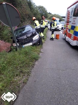 Imagen del accidente de tráfico con dos turismos involucrados en la N-632 en Salinas con tres heridos.