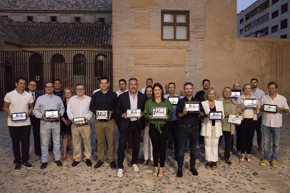El diputado y viceportavoz de Ciudadanos, Guillermo Díaz; el presidente de CS Andalucía, Andrés Reche, y la candidata de la formación en Málaga, Noelia Losada, junto a miembros de la lista y la dirección provincial en el arranque de la campaña