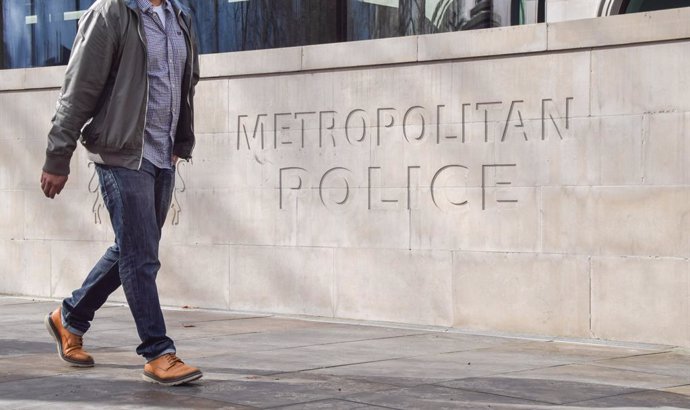 Archivo - March 21, 2023, London, United Kingdom: A man walks past the Metropolitan Police sign outside New Scotland Yard as Baroness Louise Casey's report on the Metropolitan Police is published, which describes the force as 'Institutionally racist, mi