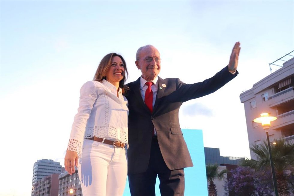 El alcalde y candidato del PP a la reelección en la capital, Francisco de la Torre, y la presidenta del PP de Málaga, Patricia Navarro, en el acto de inicio de campaña