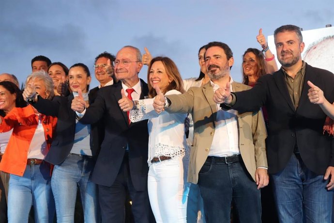 La presidenta del PP de Málaga, Patricia Navarro, junto al alcalde y candidato del PP a la reelección, Francisco de la Torre, en el inicio de campaña