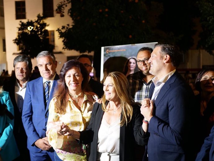 Concha Insúa, en el centro en la imagen, en el acto de CS en Plaza de Carlos Cano