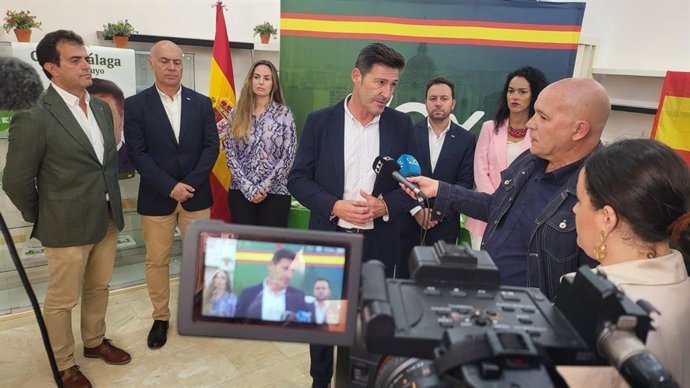 El candidato a la Alcaldía de Málaga por Vox, Antonio Alcázar, atiende a los medios en el inicio de la campaña de elecciones municipales