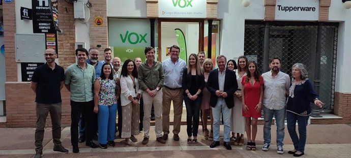 El candidato de Vox a la Alcaldía de Huelva, Wenceslao Font, y el presidente del Vox en Huelva, Rafael Segovia, junto al resto de la candidatura.