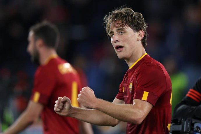 11 May 2023, Italy, Rome: Rome's Edoardo Bove celebrates scoring his side's first goal during the UEFAEuropa League semifinal first leg soccer match between AS Roma and Bayer 04 Leverkusen at the Stadio Olimpico di Roma. Photo: Oliver Weiken/dpa