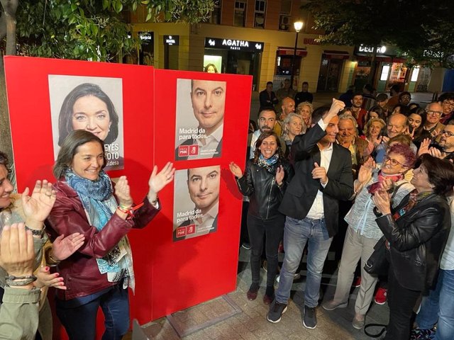 La candidata del PSOE a la Alcaldía de Madrid, Reyes Maroto, y el candidato a la Presidencia de la Comunidad de Madrid, Juan LObato, en la tradicional pegada de carteles de inicio de campaña.