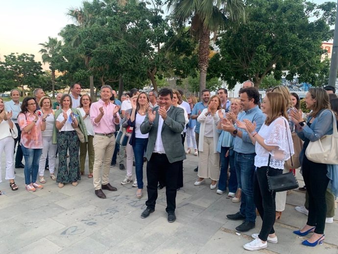 El candidato del PSOE a la Alcaldía de Huelva, Gabriel Cruz, junto a los miembros de su canidatura en la plaza Hosuton.