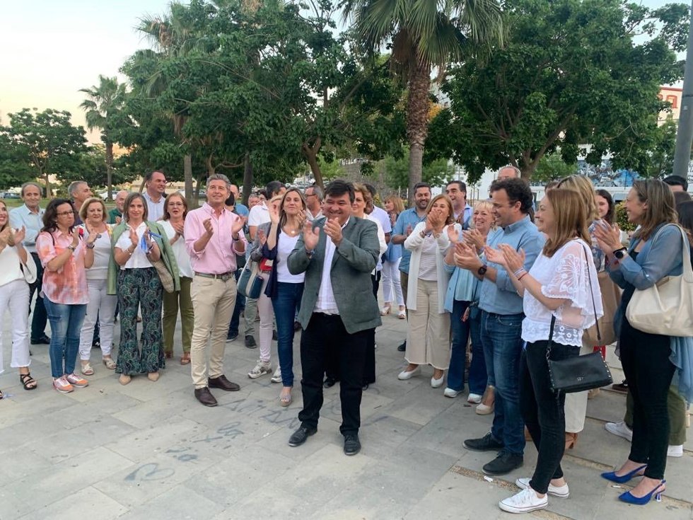El candidato del PSOE a la Alcaldía de Huelva, Gabriel Cruz, junto a los miembros de su canidatura en la plaza Hosuton.