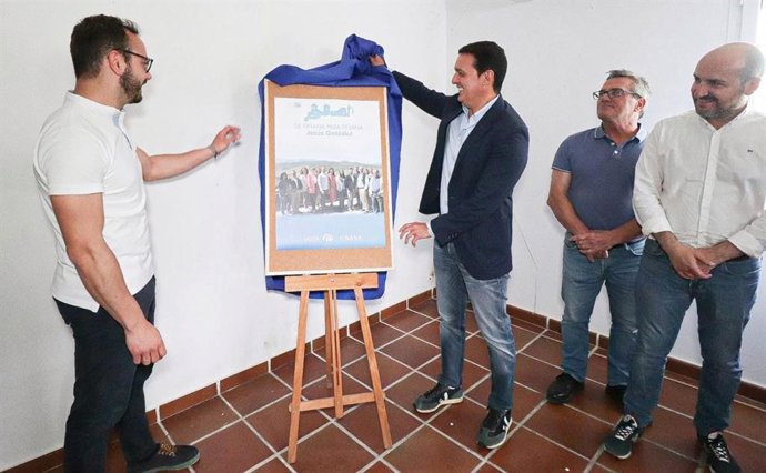 Javier Aureliano García (PP) participa en la pegada de carteles en el municipio de Fiñana
