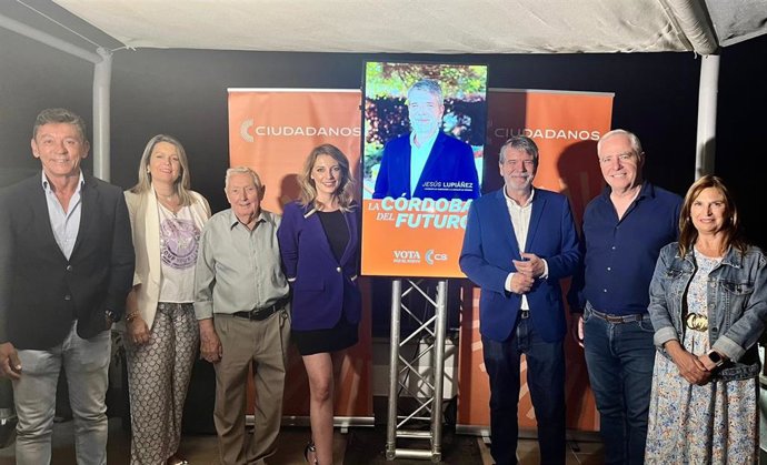 Jesús Lupiáñez (centro), junto a miembros de su candidatura.