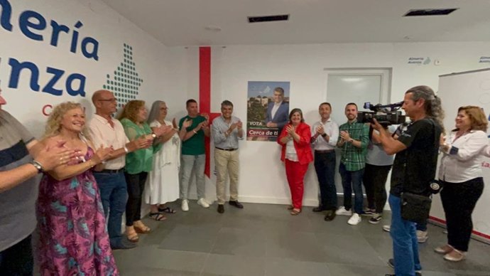 Cazorla (Almería Avanza) en la pegada de carteles simbólica en la sede del partido