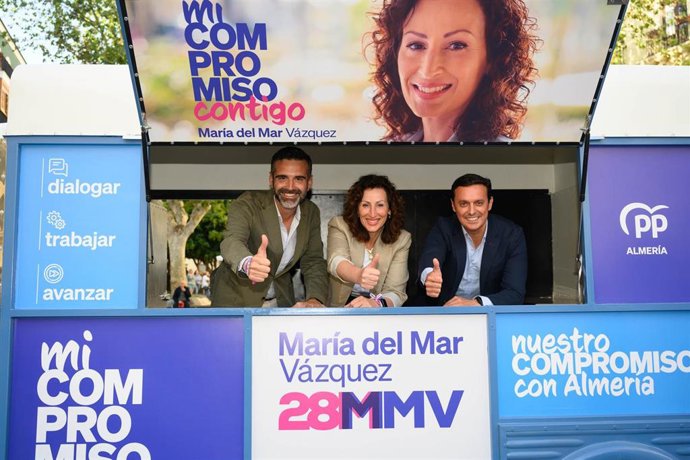 María del Mar Vázquez junto al secretario general del PP de Almería, Ramón Fernández-Pacheco, y el presidente provincial, Javier Aureliano García