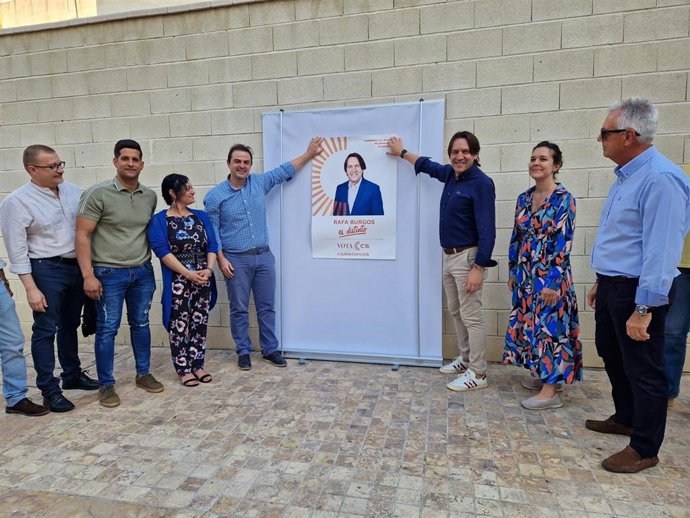 Burgos (Cs) junto a integrantes de su candidatura en la tradicional pegada de carteles en la capital almeriense