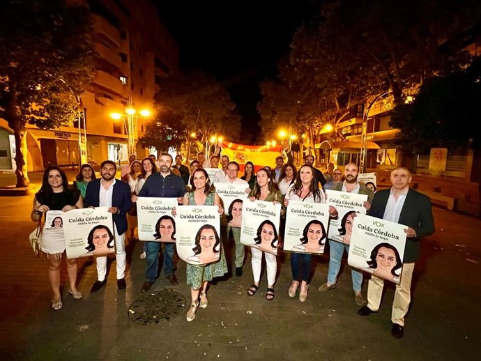 Yolanda Almagro (centro), junto al resto de la candidatura.