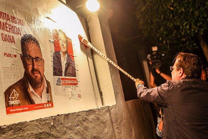 Guillermo Fernández Vara pega un cartel en el arranque de la campaña electoral.