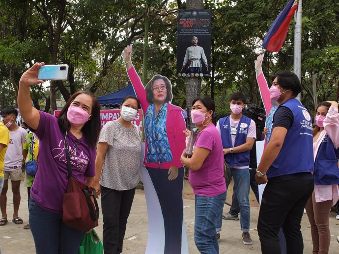 Archivo - March 8, 2022, Manila, Philippines: Protesters take selfies next to a  standee replica of jailed Philippine Senator Leila de Lima during a demonstration in Manila..GABRIELA, a national alliance of Filipino women together with other women group