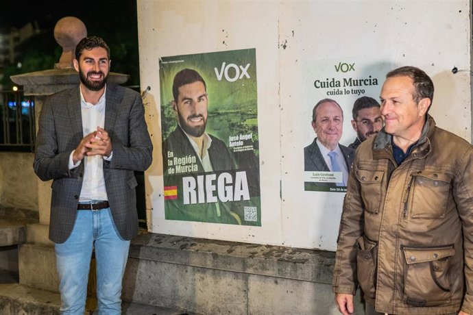 El candidato de VOX a la Presidencia de la Comunidad, José Ángel Antelo,  y  el candidato a la Alcaldía de Murcia, Luis Gestoso