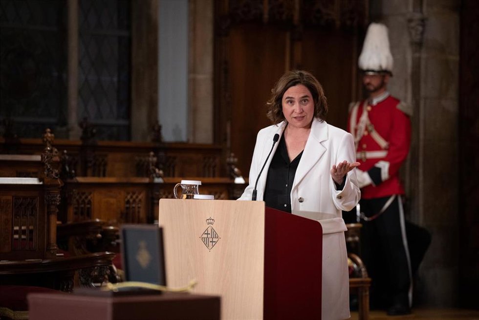 Archivo - La alcaldesa de Barcelona, Ada Colau, interviene en el acto de entrega de la Medalla d'Or al Mrit Esportiu a la deportista Laia Palau, a 11 de abril de 2023, en Barcelona, Catalunya (España).