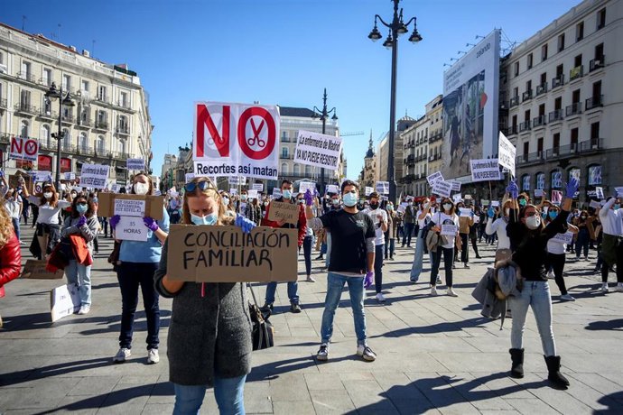 Archivo - Bajo el lema "La vocación no justifica la explotación", centenares de enfermeros se han concentrado con pancartas reivindicativas  ante sede del Gobierno de la Comunidad de Madrid