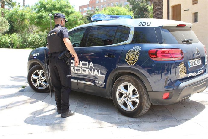 Agente con vehículo policial