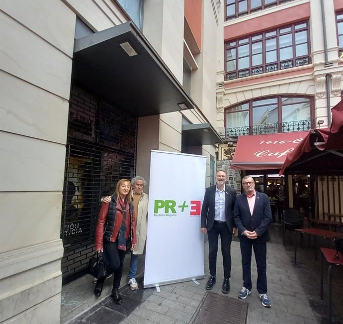 El candidato del Partido Riojano-España Vaciada al Ayuntamiento de Logroño, Rubén Antoñanzas, junto a parte de su equipo