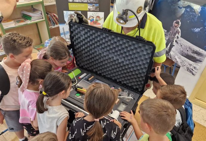 La Fundación Cobre Las Cruces visita el CEIP Nuestra Señora del Carmen para llevar a cabo el taller 'La Maleta de los Minerales'.