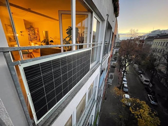 Balcón con placa solar de Tornasol Energy.