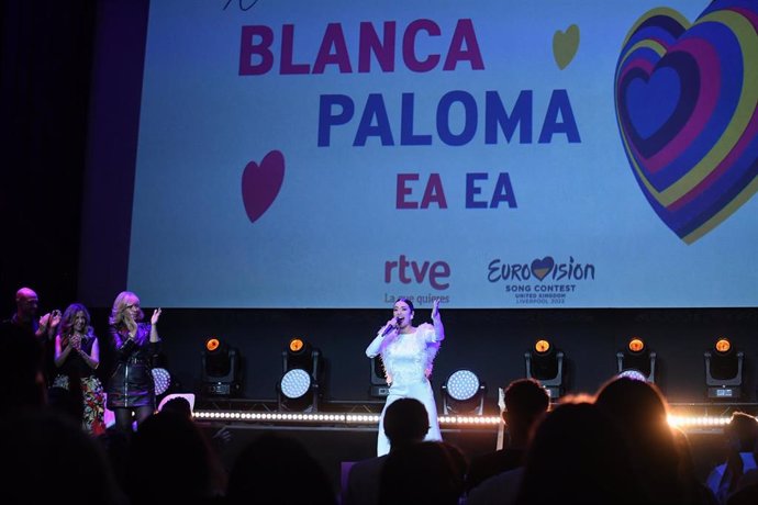 La cantante Banca Paloma actúa durante un evento de despedida antes de su viaje a Liverpool para representar a España en el Festival de Eurovisión 2023, en los cines Callao, a 27 de abril de 2023, en Madrid (España).