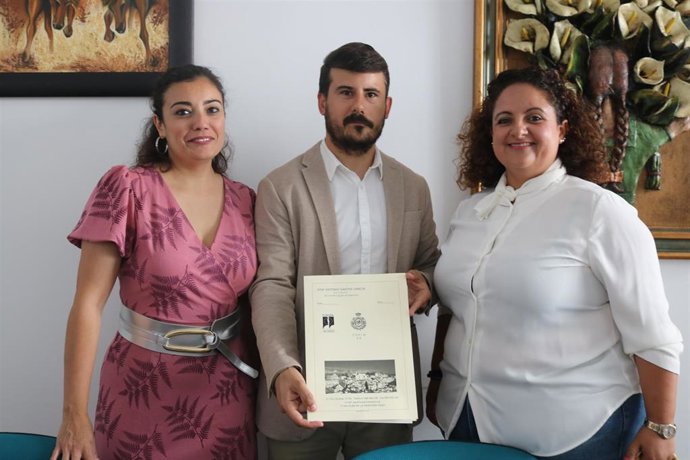 El candidato del PSOE a la Alcalía de Barbate (Cádiz), Javier Rodríguez, con el documento firmado ante notario